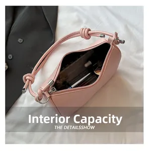 Detailweergave van de roze tas binnenkant met ruimte voor cosmetica en een telefoon