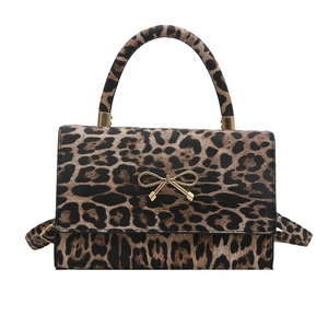 Sac à main chic à motif léopard avec fermoir nœud doré et bandoulière réglable