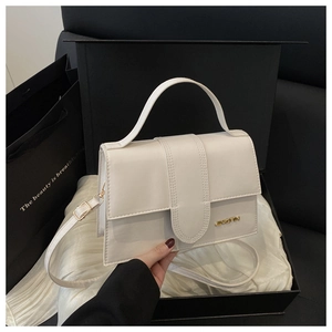 Vista detallada del elegante bolso blanco de estilo francés con detalle de logotipo