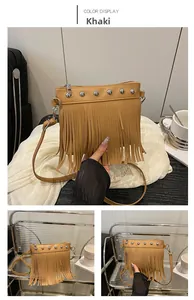 Détails du sac seau en cuir kaki avec des rivets argentés et de longues franges