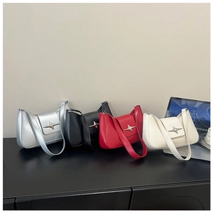Détail de sacs en cuir synthétique de qualité en couleurs argent, noir, rouge et beige