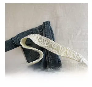 Gros plan détaillé de la dentelle blanche et du motif au crochet du sac à main