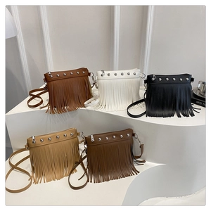 Vue détaillée des sacs seaux à franges en cinq couleurs avec rivets et bandoulières