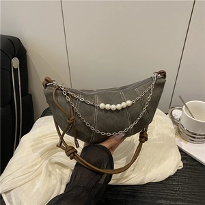 Elegante borsa a mezzaluna in denim grigio con catena di perle e impunture