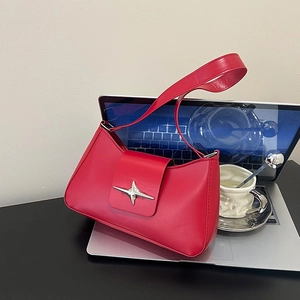 Sac baguette chic en cuir rouge avec emblème étoile argenté, style moderne