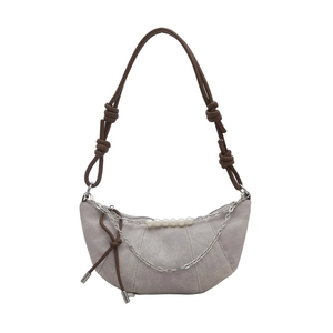 Borsa a tracolla a mezzaluna grigia minimalista con perle bianche e catena