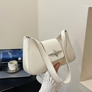 Sac baguette beige chic avec boucle étoile argentée pour un style décontracté ou pro