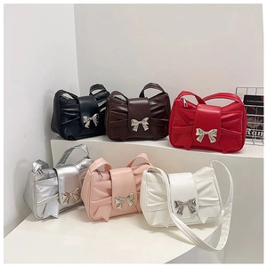 Détails de six coloris, incluant argent métallisé et sacs à nœud plissés rouges