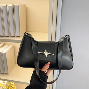 Sac baguette noir minimaliste avec boucle étoile argentée et bandoulière en cuir
