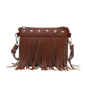 Sac seau marron à franges avec clous argentés et bandoulière réglable sur blanc