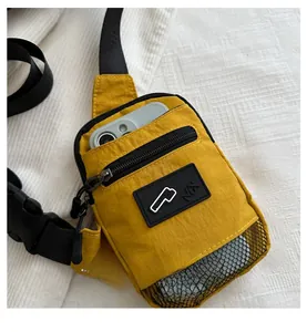 Détails du sac bandoulière jaune moutarde avec poche frontale zippée et compartiment en filet