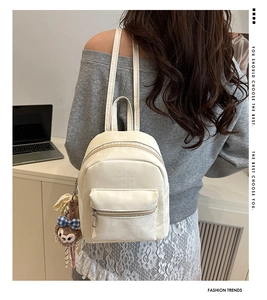 Mini zaino in pelle PU crema con logo AiTumi e grazioso ciondolo a forma di scimmia