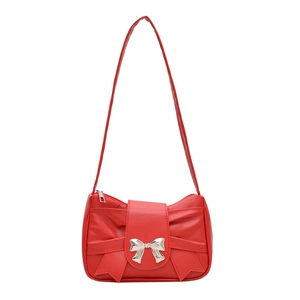 Sac sous le bras plissé rouge avec boucle nœud argentée et bandoulière assortie