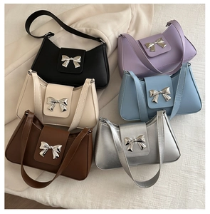 Sacs à bandoulière en six couleurs avec boucle papillon métallique en vue de dessus