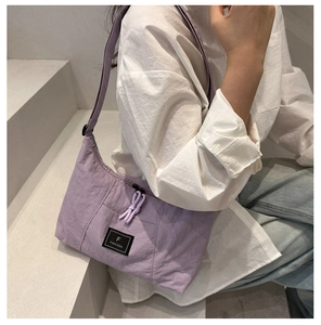 Detail of lavender nylon tote bag with FANVISSA brand logo and knotted zipper pull