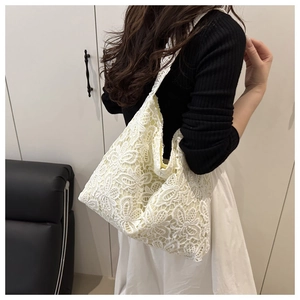 Détail du sac à bandoulière en dentelle blanche avec broderie florale et grande capacité