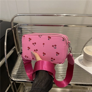 Sac bandoulière rose imprimé cerise avec large sangle magenta dans un style moderne