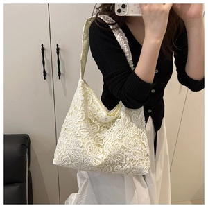Détail du sac cabas en dentelle florale blanche avec doublure jaune et bandoulière large
