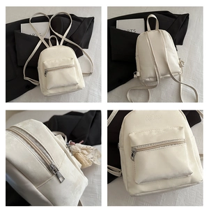 Dettaglio dello zaino in pelle PU bianco crema con spallacci e tasca frontale a zip