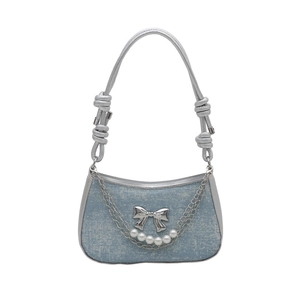Hellblaue Jeans-Schultertasche mit silberner Schleife und eleganten Perlenketten