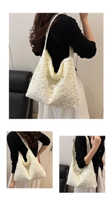 Détail de la texture dentelle florale délicate et de la doublure du sac cabas blanc