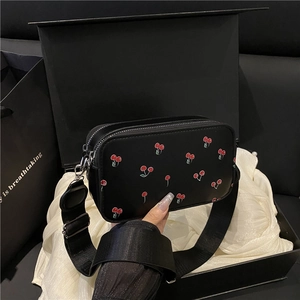 Sac bandoulière rétro noir à motif cerises avec double zip et bandoulière large