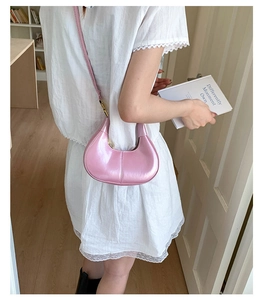 Vue arrière du sac hobo rose métallisé avec boucle dorée réglable et bandoulière chaîne