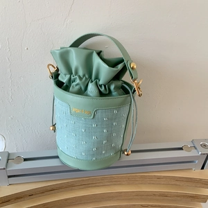 Sac seau chic vert haricot avec fermeture à cordon et design en matériaux mixtes