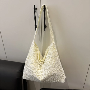 Sac fourre-tout en dentelle florale blanc crème avec texture tissée pour l'été