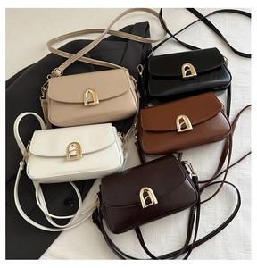 Cinq petits sacs à bandoulière en similicuir en beige, noir, blanc, marron et bordeaux