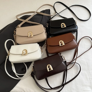 Sacs à bandoulière style français en cinq couleurs avec boucles dorées chic et cuir souple