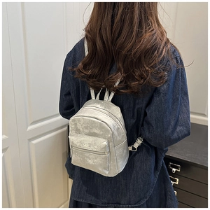 Detailaufnahme eines Mini-Rucksacks in Silber mit Glitzereffekt auf dem Rücken