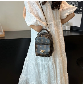Détail du mini sac marron à motif ours avec fermoir doré et bandoulière en chaîne