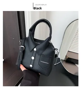 Primer plano del bolso negro creativo en forma de camisa con detalles de texto de moda