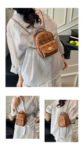 Détail d'un mini sac à dos marron avec imprimé ours et chaîne dorée porté par un modèle