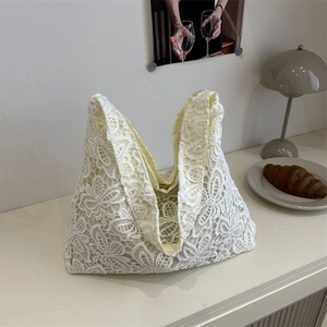 Sac fourre-tout en dentelle florale blanche avec crochet et doublure pour l'été