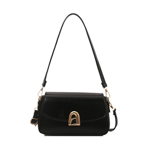 Sac bandoulière classique en cuir noir avec boucle dorée en forme de A sur fond blanc