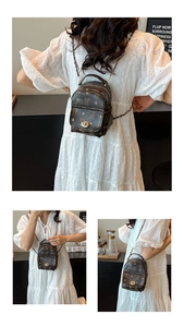 Détail du mini sac à dos monogramme avec imprimé ours et fermoir doré rotatif