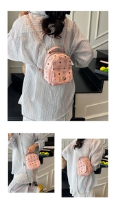 Mini sac à dos rose avec imprimé ours, bretelles en chaîne et fermoir pivotant