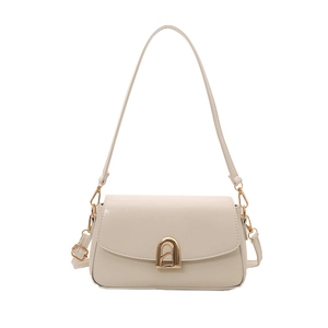 Sac à bandoulière chic en cuir crème avec fermoir doré et design élégant moderne