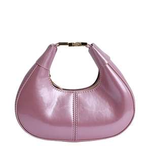Sac hobo en cuir verni rose chic avec finition brillante et boucle dorée, vue de face