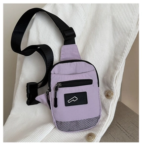 Gros plan du mini sac de poitrine lilas en nylon avec sangle réglable et filet
