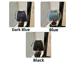 Trois couleurs de sacs seaux en denim avec cordon et poignées métalliques circulaires