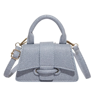 Mini sac à main en jean bleu clair avec bandoulière et détails métalliques dorés