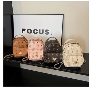 Détail de quatre mini sacs à dos colorés avec imprimés d'ours et fermoirs en métal doré