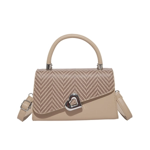 Schicke beige Umhängetasche mit Fischgrätenmuster-Klappe und Herz-Metallverschluss