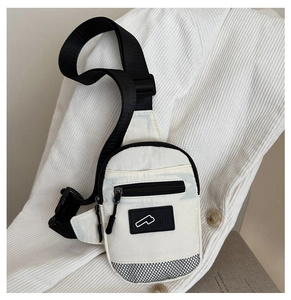 Détail du sac bandoulière crème avec logo noir et texture en maille durable