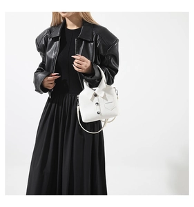 Dettaglio di una borsa bianca creativa a forma di camicia con colletto e bottoni