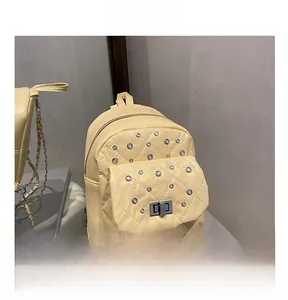 Detailaufnahme der gesteppten gelben PU-Ledertasche mit silbernen Strasssteinen und Kette