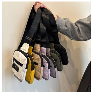Collection de sacs bandoulière en nylon coloré avec sangles réglables en divers tons sport